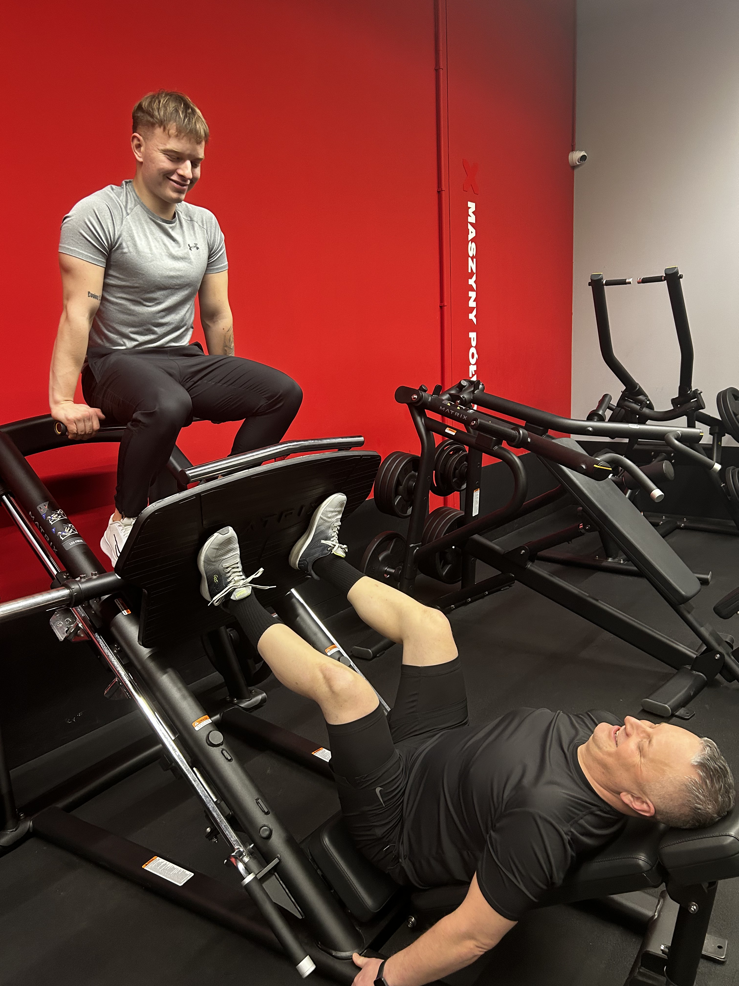Prowadzę trening klienta na suwnicy do wyciskania nogami