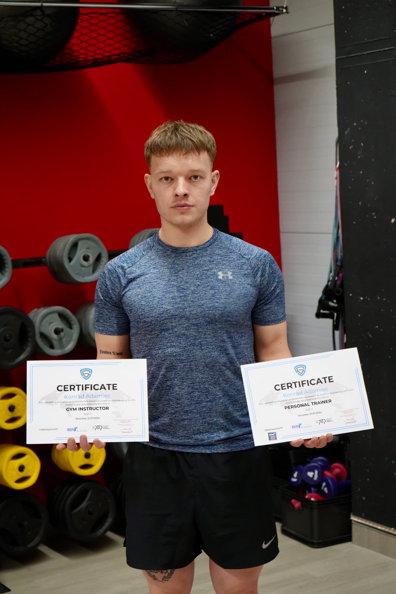 Konrad Adamiec z certyfikatami Gym Instructor i Personal Trainer